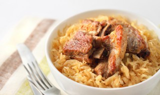 排骨炖酸菜做法（排骨炖酸菜做法大全）