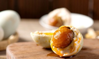 如何腌鸭蛋流油又不咸（如何腌鸭蛋流油又不咸又好吃）