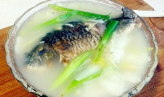 鲫鱼土豆炖白菜的做法(鲫鱼炖白菜的家常做法)