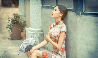 旗袍怎么选（旗袍怎么选才不显年纪呢）