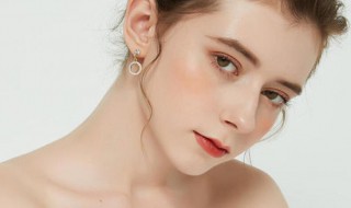 秋冬耳饰选择技巧（秋冬耳饰搭配技巧）