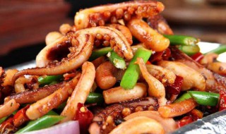 爆炒藕片鱿鱼怎么弄（爆炒藕片鱿鱼怎么弄才好吃）