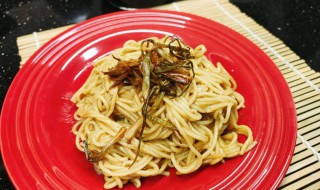 香葱油捞面的家常做法（葱油捞面图片）