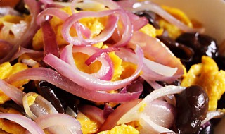 洋葱木耳炒鸡蛋的家常做法(洋葱木耳炒鸡蛋的做法大全)