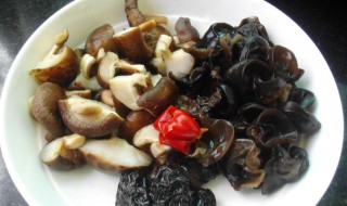 木耳蒸鸡翅的做法（鸡肉蒸木耳的做法）