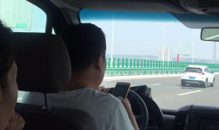 开车玩手机作文三年级 开车玩手机作文三年级300