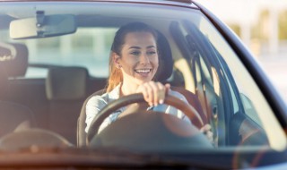 汽车里面玻璃有雾气怎么解决(汽车里面玻璃有雾气怎么解决呢)