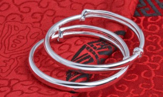 怎样清洗黑银手镯(怎样清洗银手镯银镯子变黑了怎么清洗)