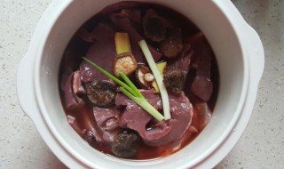 枣仁炖猪心有什么功效 枣仁炖猪心有什么功效呢