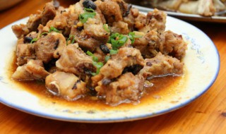 正宗砂锅排骨的做法（正宗砂锅排骨的做法砂锅排骨豆腐汤）