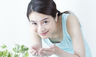 粉底液怎么洗掉（粉底液怎么洗掉?）