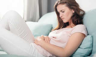 总是打嗝怎么回事（新生儿总是打嗝怎么回事）