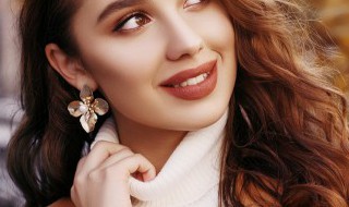 毛衣用英语怎么说（这是谁的粉色毛衣用英语怎么说）