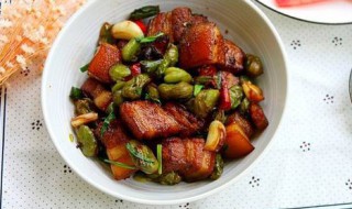 香辣蚕豆烧鸡肉怎么做（香辣蚕豆烧鸡肉怎么做好吃）