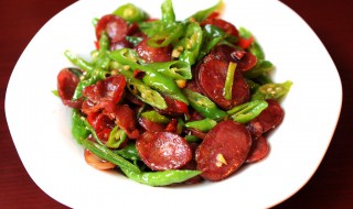 尖椒炒腊肠的做法（圆椒炒腊肠的做法）