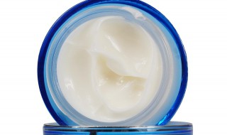 滋润霜和精华霜的区别有什么 精华霜和润肤霜的区别