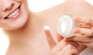 先抹精华还是用乳液(应该先抹精华还是乳液)