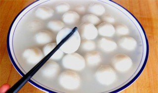 速冻汤圆用冷水还是热水煮（速冻汤圆用冷水还是热水煮）