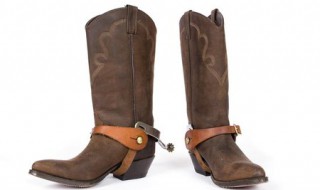 牛仔的鞋子为什么后面都有个齿轮?（牛仔的鞋子后面为什么有一个齿轮）