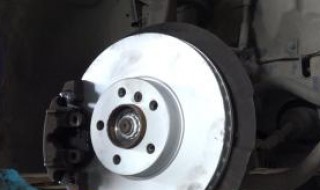 宝马530Li更换后刹车片后如何复位（宝马530li后刹车片怎么复位）