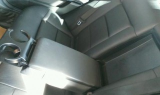 奔驰e300中央扶手怎么拆卸 奔驰e300l中央扶手怎么拆