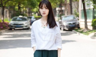 白衬衫里面穿什么(男士白衬衫里面穿什么)