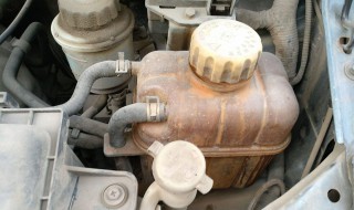 五菱宏光防冻液排放口在哪里（五菱宏光防冻液加到什么位置图）