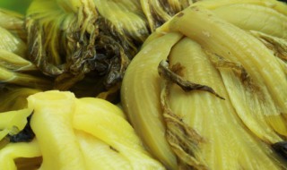 酸菜出现白膜怎么处理（酸菜长白膜了怎么处理）