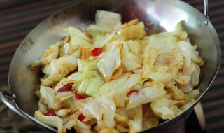 手撕包菜要放猪油吗（手撕包菜要放猪油吗为什么）