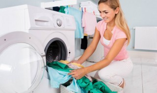 如何挑选效果好不伤衣服的洗衣液（用洗衣液好不好）