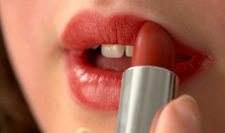 羽绒服沾上口红怎么洗掉（羽绒服沾到口红怎么洗）