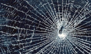 玻璃打碎了怎么处理 玻璃打碎了怎么处理能干净