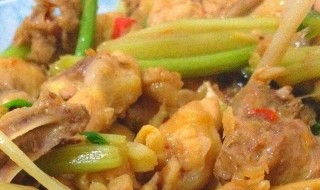 芹菜炒鸡块的家常做法 西芹炒鸡块的做法