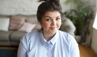 如何不让粉底蹭到衣领 怎么不让粉底蹭到衣服上