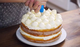 蛋糕放在冰箱变硬了怎么办 蛋糕放在冰箱变硬了怎么办还能吃吗