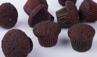 巧克力纸杯蛋糕的家常做法（家庭巧克力纸杯蛋糕的做法）