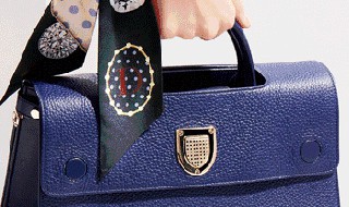 包包上的丝巾怎么系 怎么在包包上系丝巾