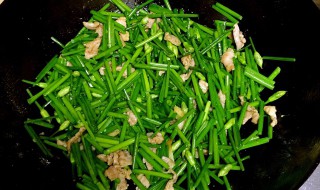 怎么腌制韭菜花不发黄（怎样腌韭菜花不变黄）