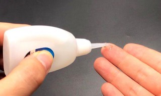 胶水印怎么去除（玻璃胶水印怎么去除）