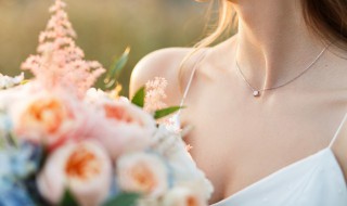 戴项链的简单方法 戴项链的简单方法图片