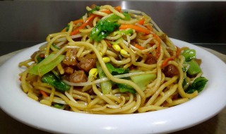 鸡球炒面怎么做（鸡球炒面怎么做才好吃）