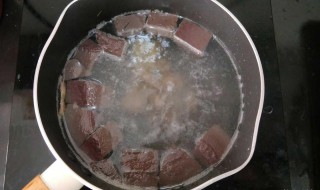 煮鸡血用热水还是冷水 煮鸡血用热水还是冷水泡