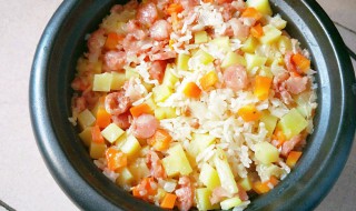 五彩腊肠焖饭怎么做（五彩腊肠焖饭怎么做的）