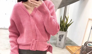 粉色毛衣配什么颜色外套 粉色毛衣配什么颜色外套搭什么外套好看图片