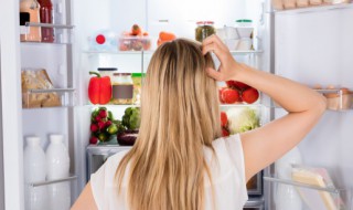 冰箱里面的灯不亮了怎么回事（冰箱里面的灯不亮了怎么回事视频）