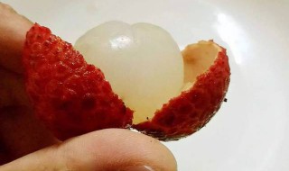 怎样正确的把荔枝剥开? 如何剥开荔枝