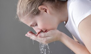 正确的洁面方式 简单的洁面方法