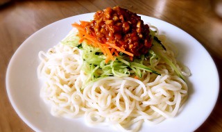 关于炸酱肉丝面的做法（关于炸酱肉丝面的做法视频）