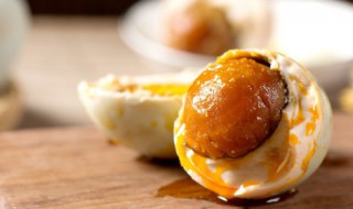 怎么样腌制咸鹅蛋好吃（怎么样腌制咸鹅蛋好吃还有油）