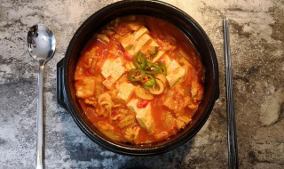 韩式牛肉泡菜汤的做法步骤（韩式泡菜牛肉豆腐汤）